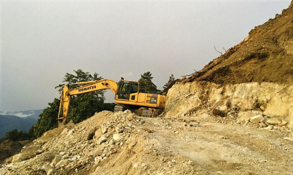 ठेकेदार संसद्‌मा, सडक अलपत्र