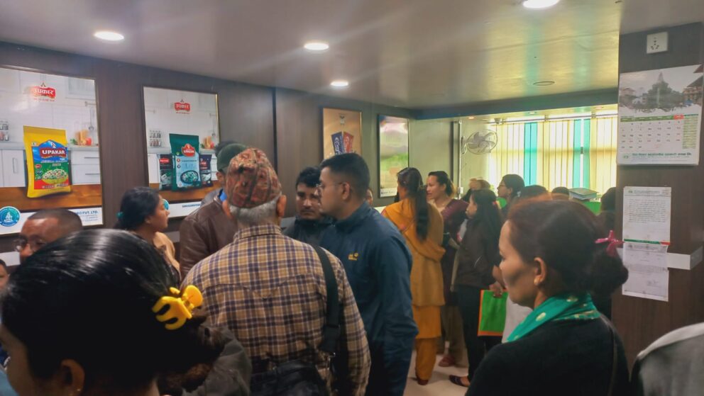 शिव शिखर सहकारीका सञ्चालक बेपत्ता, रकम फिर्ता लिन बचतकर्ताहरू धर्नामा