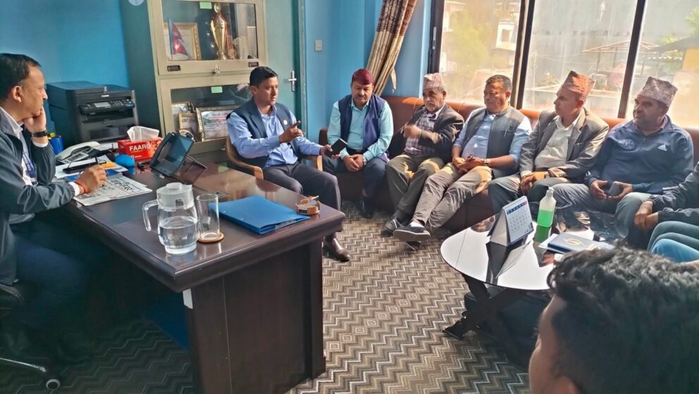 हेटौंडा । मकवानपुरका बिकट गाउँमा मोवाइल नटिप्ने समस्य लिएर संघीय सांसद तथा नेकपा एमालेका सचेतक महेश कुमार बर्तौला नेपाल टेलिकमको कार्यलय हेटौंडामा पुग्नु भएको छ । जिल्लाको क्षेत्र नम्बर–२ का बिभीन्न गाउँहरुमा मोवाइलको नेटवर्क नटिप्ने समस्या लिएर क्षेत्र नम्बर–२ बाट प्रतिनिधीसभामा प्रतिनिधीत्व गर्ने सांसद बर्तौला टेलिकमको कार्यालयमा पुग्नु भएको हो । टेलिकमको मोवाइलमा नेटवर्क नटिप्ने समस्या मकवानपुरगढी गाउँपालिका वडा नम्बर–८ ओखरेबोखरी, हेटौंडा उपमहानगरपालिका वडा नम्बर–१९ को कुवापानी, शेरशेर, शिरानचोक, मनहरी गाउँपालिकाको माथिल्लो ज्यामिरे, लोथर, कैलाश गाउँपालिकाको गोगने, डाँडाखर्क, ठोस्ने, भर्याङकोट, भीमफेदी गाउँपालिका वडा नम्बर–६ धोर्शिङडाँडाघारी क्षेत्र, भीमफेदीकै इचुङ, इन्द्रसरोवर गाउँपालिकाको शिलिकोट, थाहा नगरपालिकाको वडा नम्बर–१२ टिष्टुङ लगायतका क्षेत्रमा छ । यो समस्या अहिले देखिको नभइकन वर्षौ देखिको समस्या भएकाले यसलाई तत्काल समाधान गर्नका लागि सांसद बर्तौलाले नेपाल टेलिकम हेटौंडाका निमित्त कार्यालय प्रमुख रविन्द्र थापालाई निर्देशन दिनुभयो । मोवाइलको टावर नटिप्ने समस्या भएका क्षेत्रमा पहिले स्थलगत निरिक्षण गरेर सर्बे गर्न उहाँले निर्देशन दिनुभयो । विकट गाउँका नागरिकले कोही बरामी परिहालेमा फोन गर्नका लागि अर्को गाउँमा पुग्नुपर्ने, डाँडा चढ्नुपर्ने लगायतका समस्याहरु रहेकाले यो समस्या सधैका लागि अन्त्य गर्न आग्रह गर्नुभयो । स्थानीयले फोन गर्न पनि नपाउने समस्या रहेकाले यो समस्या समाधान गर्न आफुले नेपाल टेलिकमको केन्द्रीय कार्यालयमा पनि सहजीकरण गर्ने वताउनुभयो । टेलिकम हेटौंडाका निमित्त प्रमुख थापाले पनि अहिले भइरहेको समस्या समाधान गर्न आफुहरु लाग्ने वताउनुभयो । बर्तौलासंगै टेलिकमको कार्यलय हेटौंडामा इन्द्रसरोवर गाउँपालिकाका अध्यक्ष देवकृष्ण पुडासैनी, मकवानपुरगढी गाउँपालिकाका निवर्तमान अध्यक्ष बिदुर हुमागाँई, हेटौंडा–१९ का वडा अध्यक्ष नरनाथ सुवेदी लगायतकाको सहभागिता रहेको थियो ।