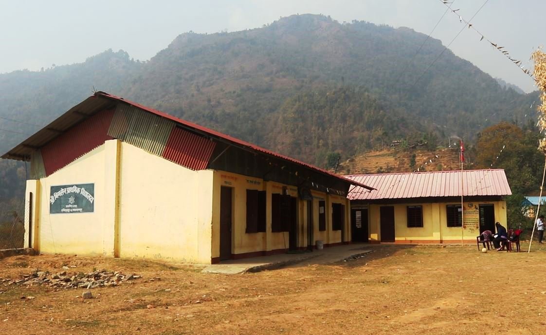 मकवानपुरको राक्सिराङमा ज्यान जोखिममा राखेर विद्यालय, आउन १ घण्टा, फर्किन २ घण्टा