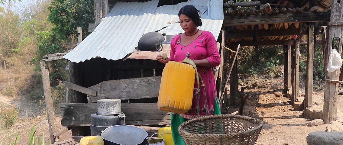सिटामोल पनि नपाइने हेटौंडाभित्रकै विकट गाउँ, खानेपानी बोकेरै बित्छ दिन