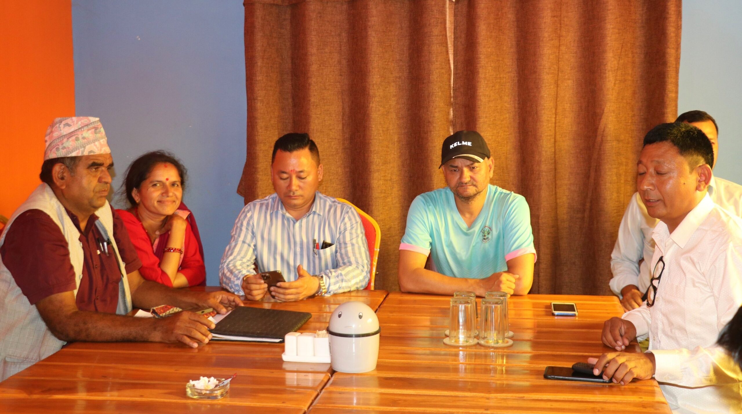 हेटौंडाका वडाध्यक्षहरुले बागमती प्रदेशका मुख्यमन्त्री र मन्त्रीहरुलाई कालो झण्डा देखाउने, बहिष्कार गर्ने