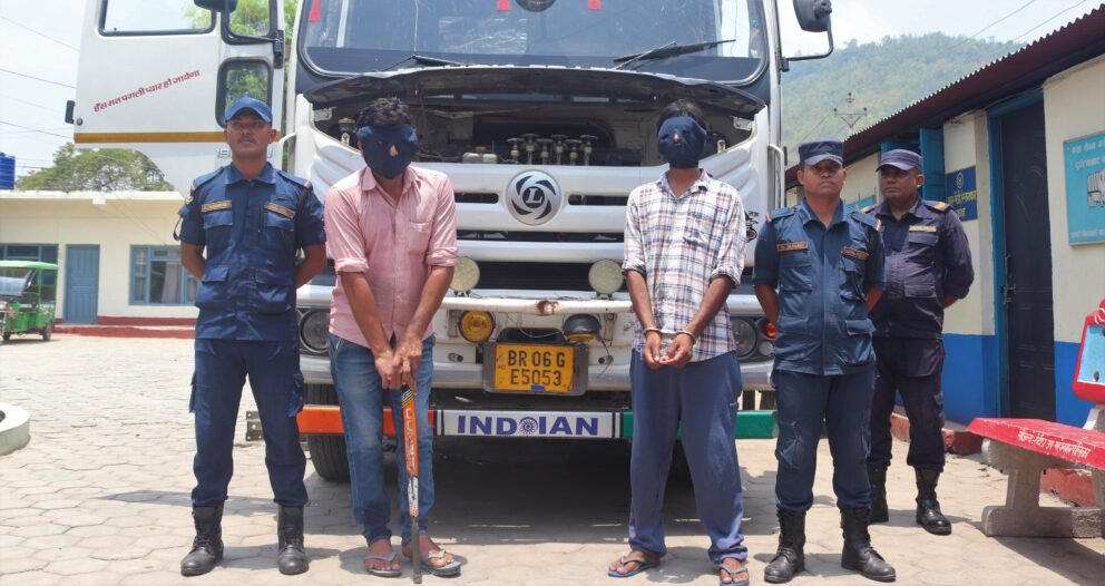 भन्सार छलेर ल्याइएको करिब डेढ करोड मूल्य बराबरको कपडा बरामद