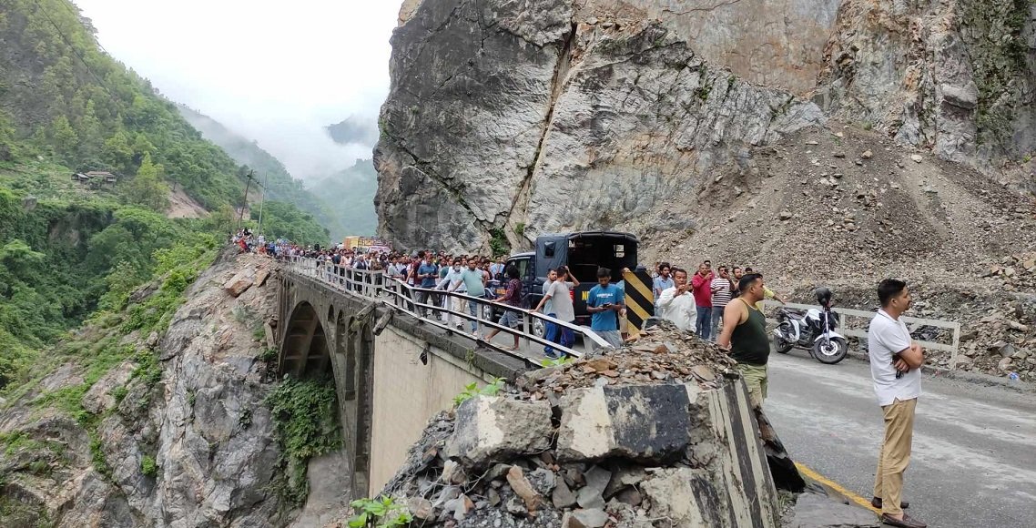पहिरोले बिहीबारदेखि बन्द नारायणगढ-मुग्लिन सडक अझै खुलेन, यात्रुको बिजोग
