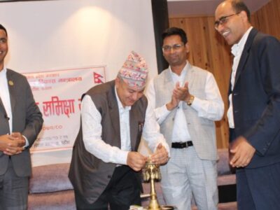 हेटौंडा । बागमती प्रदेशको भौतिक पूर्वाधार विकास मन्त्रालयको वार्षिक समिक्षा कार्यक्रम आजबाट हेटौंडामा सुरु भएको छ । भोली सम्म चल्ने समिक्षा कार्यक्रमको उद्घाटन् गर्दै बागमती प्रदेशका मुख्यमन्त्री शालिकराम जम्मकट्टेलले प्रदेशका सबै जिल्लाबाट पूर्वाधारका काममा तीन महिना भित्र टेण्डर गरिसक्न निर्देशन दिनु भएको छ । अन्तिम समय बैशाख जेठमा टेण्डर गर्ने र काम नगर्ने परिपाटीको अन्त्य गर्दै अब टेण्डरको काम सुरु गर्न उहाँले निर्देशन दिनुभयो । बजेट किताबमा रहेका कुन्–कुन् योजना अहिलेनै गर्न सकिने र कुन् योजना गर्न नसकिने भनेर लेखेर पठाउन पनि उहाँले निर्देशन दिनुभयो । अब हचुवाको भरमा मात्र काम गर्ने भन्दा पनि पाँच वर्षे आवधिक योजना बनाएर काम गर्नुपर्नेमा उहाँले जोड दिनुभयो । यो प्रदेशलाई बनाउने जिम्मेवारी तपाइ हामी सबैको रहेको मुख्यमन्त्री जम्मकट्टेलले बताउनुभयो । हेटौंडाबाट भैसे–भीमफेदी सडक खण्डको काम ढिलो गतिमा भइरहेकाले छिटो सक्नेगरी काम गर्न पनि उहाँले आग्रह गर्नुभयो । पूर्वाधार विकासको काममा संझौता नगर्न आग्रह गर्दै उहाँले भन्नुभयो–‘वन कार्यालयका लागि शहरी विकास कार्यालयले बनाएको भवन अहिले म बसेको छु त्यसको छल रोटी जस्तो उस्सेको छ । यसको गुणस्तर किन भएन ?’ कार्यक्रमको अध्यक्षता समेत गर्नु भएका भौतिक पूर्वाधार विकास मन्त्री युवराज दुलालले कुनैपनि योजना व्यक्तिको नभएर जनता र सरकारको भएकाले काम थाल्न आग्रह गर्नुभयो । भौतिक पूर्वाधार मन्त्रालयको १५ अर्ब बजेट त बहुवर्षिय योजनामा छुट्याएर बजेट तयार गर्नुपरेको स्मरण गराउनुभयो । अब बाँकी केही बजेट मात्र नयाँ योजनालाई प्राथमिकता दिएर काम गरिएको मन्त्री दुलालले बताउनुभयो । चालु आर्थिक वर्ष र आउँदो आर्थिक वर्ष सम्ममा हेटौंडाको बुद्धचोक देखि काठमाण्डौं सम्मको सडक निर्माण भएर कालोपत्रे हुने दावि गर्नुभयो । विकास निर्माणका काममा जहाँ समस्या छ त्यहाँको समस्या समाधान गर्न कार्यालयका प्रमुख र कर्मचारीहरु लाग्नुपर्ने बताउनुभयो । कार्यक्रममा प्रदेश नीति तथा योजना आयोगका सदस्य किरण प्रसाद गजुरेल, प्रदेशका प्रमुख सचिब घनश्याम उपाध्याय, भौतिक मन्त्रालयका सचिब शंकर प्रसाद पण्डित, आर्थिक मामिला तथा योजना मन्त्रालयका सचिब महेश आचार्य, यातायात पूर्वाधार निर्देशनालयका निर्देशक लोकनाथ रेग्मी लगायतकाको आतिथ्यता रहेको थियो ।