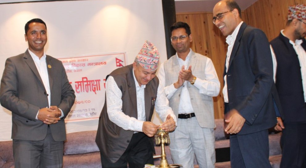 हेटौंडा । बागमती प्रदेशको भौतिक पूर्वाधार विकास मन्त्रालयको वार्षिक समिक्षा कार्यक्रम आजबाट हेटौंडामा सुरु भएको छ । भोली सम्म चल्ने समिक्षा कार्यक्रमको उद्घाटन् गर्दै बागमती प्रदेशका मुख्यमन्त्री शालिकराम जम्मकट्टेलले प्रदेशका सबै जिल्लाबाट पूर्वाधारका काममा तीन महिना भित्र टेण्डर गरिसक्न निर्देशन दिनु भएको छ ।
अन्तिम समय बैशाख जेठमा टेण्डर गर्ने र काम नगर्ने परिपाटीको अन्त्य गर्दै अब टेण्डरको काम सुरु गर्न उहाँले निर्देशन दिनुभयो । बजेट किताबमा रहेका कुन्–कुन् योजना अहिलेनै गर्न सकिने र कुन् योजना गर्न नसकिने भनेर लेखेर पठाउन पनि उहाँले निर्देशन दिनुभयो । अब हचुवाको भरमा मात्र काम गर्ने भन्दा पनि पाँच वर्षे आवधिक योजना बनाएर काम गर्नुपर्नेमा उहाँले जोड दिनुभयो ।

यो प्रदेशलाई बनाउने जिम्मेवारी तपाइ हामी सबैको रहेको मुख्यमन्त्री जम्मकट्टेलले बताउनुभयो । हेटौंडाबाट भैसे–भीमफेदी सडक खण्डको काम ढिलो गतिमा भइरहेकाले छिटो सक्नेगरी काम गर्न पनि उहाँले आग्रह गर्नुभयो ।

पूर्वाधार विकासको काममा संझौता नगर्न आग्रह गर्दै उहाँले भन्नुभयो–‘वन कार्यालयका लागि शहरी विकास कार्यालयले बनाएको भवन अहिले म बसेको छु त्यसको छल रोटी जस्तो उस्सेको छ । यसको गुणस्तर किन भएन ?’

कार्यक्रमको अध्यक्षता समेत गर्नु भएका भौतिक पूर्वाधार विकास मन्त्री युवराज दुलालले कुनैपनि योजना व्यक्तिको नभएर जनता र सरकारको भएकाले काम थाल्न आग्रह गर्नुभयो । भौतिक पूर्वाधार मन्त्रालयको १५ अर्ब बजेट त बहुवर्षिय योजनामा छुट्याएर बजेट तयार गर्नुपरेको स्मरण गराउनुभयो ।

अब बाँकी केही बजेट मात्र नयाँ योजनालाई प्राथमिकता दिएर काम गरिएको मन्त्री दुलालले बताउनुभयो । चालु आर्थिक वर्ष र आउँदो आर्थिक वर्ष सम्ममा हेटौंडाको बुद्धचोक देखि काठमाण्डौं सम्मको सडक निर्माण भएर कालोपत्रे हुने दावि गर्नुभयो । विकास निर्माणका काममा जहाँ समस्या छ त्यहाँको समस्या समाधान गर्न कार्यालयका प्रमुख र कर्मचारीहरु लाग्नुपर्ने बताउनुभयो ।

कार्यक्रममा प्रदेश नीति तथा योजना आयोगका सदस्य किरण प्रसाद गजुरेल, प्रदेशका प्रमुख सचिब घनश्याम उपाध्याय, भौतिक मन्त्रालयका सचिब शंकर प्रसाद पण्डित, आर्थिक मामिला तथा योजना मन्त्रालयका सचिब महेश आचार्य, यातायात पूर्वाधार निर्देशनालयका निर्देशक लोकनाथ रेग्मी लगायतकाको आतिथ्यता रहेको थियो ।