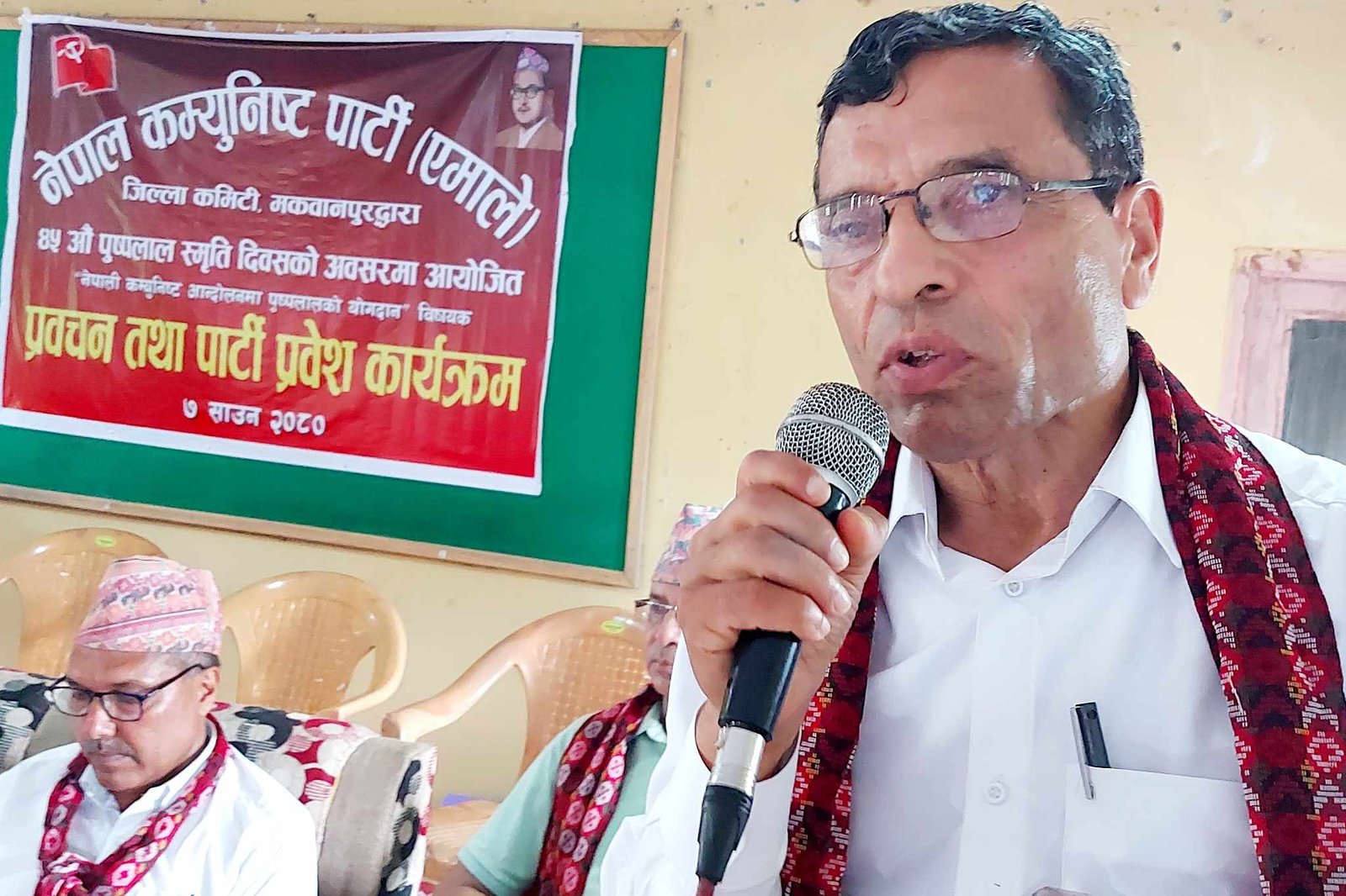 एमाले बलियो बनाउनु मुलुकको आवश्यकतास् नेता अधिकारी, माओवादी केन्द्र र एकीकृत समाजवादीका जिल्ला नेताहरू एमाले प्रवेश