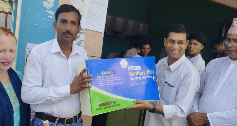 सहयोगी मन नेपालद्धारा वडा कार्यालयलाई सेनेटरी प्याड भेन्डिङ मेसिन सहयोग