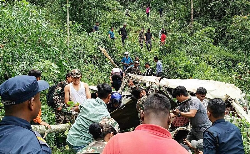 जीप दुर्घटना हुँदा एक जनाकाे ज्यान गयाे, १३ जना घाइते