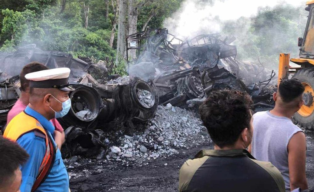 मनहरीमा दुई वटा ट्रक एक आपसमा ठोकिदा आगोलागी, ३ जनाको मृत्यू