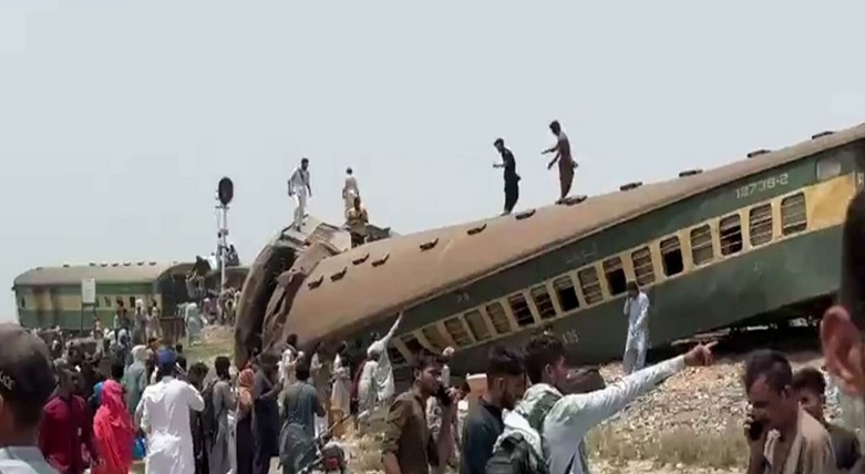 पाकिस्तानमा रेल दुर्घटना : कम्तीमा ३० जनाको ज्यान गयो