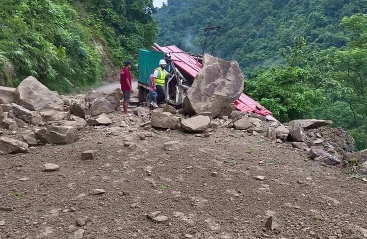 गुडिरहेको जीपमाथि पहिरो खस्दा तीन जना घाइते