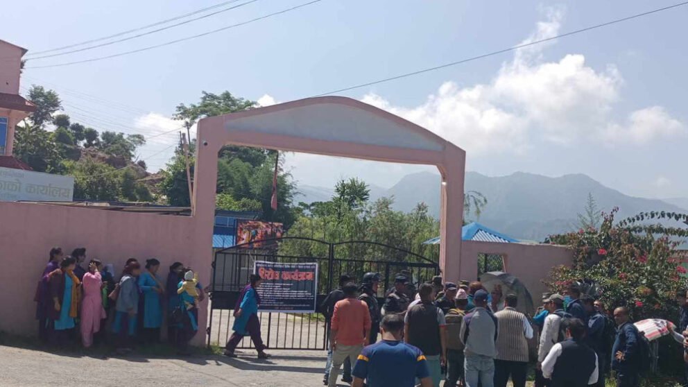 कर्मचारीमाथि हातपात भएको भन्दै मुसीकोट नगरपालिका कार्यालयमा तालाबन्दी