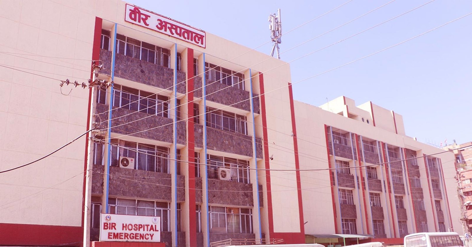 वीर अस्पतालको छैटौं तलाबाट हाम फालेर एक पुरुषको मृत्यु