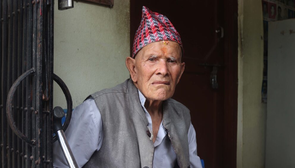 वृद्धाश्रमको ढोकामा सन्तान कुरिरहेका ‘बा’