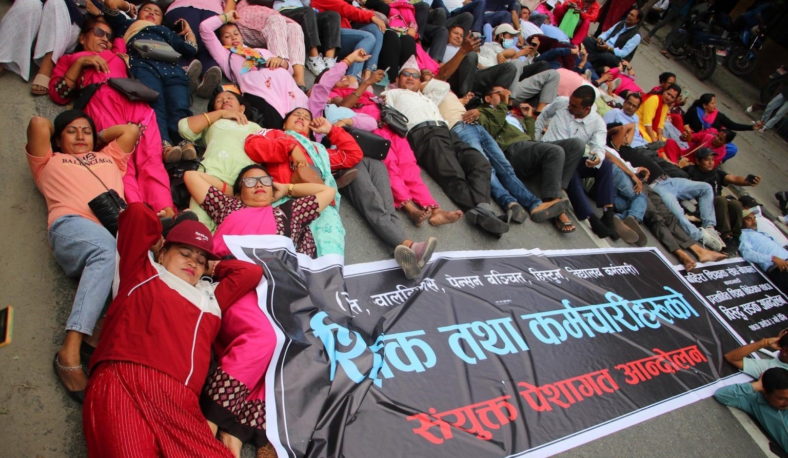 सडकमा सुतेर शिक्षकहरूले गरे मौन प्रदर्शन