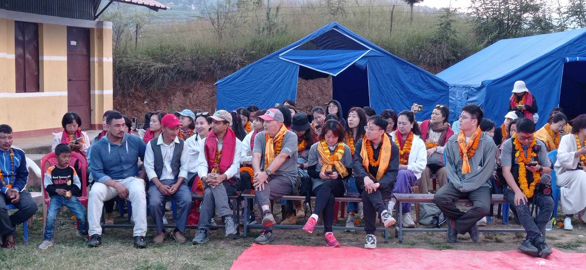 चित्लाङ स्वास्थ्यचौकी भवन निर्माणको श्रमदानमा बिदेशी