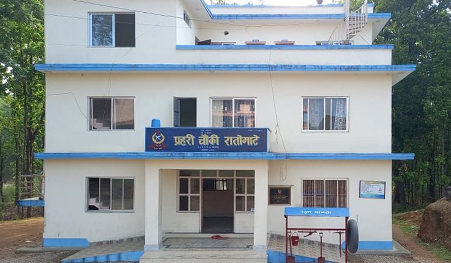 मकवानपुर प्रहरीले हेटौंडाकाे राताेमाटेबाट पटका र कपडा बरामद गरेको छ । हेटाैडा उपमहानगरपालिका वडा नं.१५ रातोमाटेस्थित पूर्वपश्चिम राजमार्ग अन्तर्गत वीरगञ्जतर्फबाट हेटौंडातर्फ आउँदै गरेको ना.४ ख ३८९८ नम्बरको ट्याङ्कर र ना.४ ख ६०३१ नम्बरको बसलाई जाँच गर्दा पटका र कपडा बरामद गरेको बागमती प्रदेश प्रहरी कार्यालय हेटाैडाले जनाएकाे छ । प्रदेश प्रहरी कार्यालयका अनुसार कात्तिक १२ गते बेलुका प्रहरी चाैकी राताेमाटेकाे टाेलीले ना.४ ख ३८९८ नम्बरको ट्याङ्करबाट बिभिन्न किसिमका–१६ प्याकेट पटका (१५५ पिस) बरामद गरिएकाे हाे । यसैगरी ना.४ ख ६०३१ नं.को बसबाट उनीको कुर्ता २६ पिस, कटनको कुर्ता सुरुवाल–२ पिस, साडी १५ पिस फेला पारी बरामद गरिएकाे प्रहरीले जनाएकाे छ । प्रहरीका अनुसार बरामद गरिएकाे कपडा ६९ हजार रुपैया बराबरकाे रहेकाे छ ।