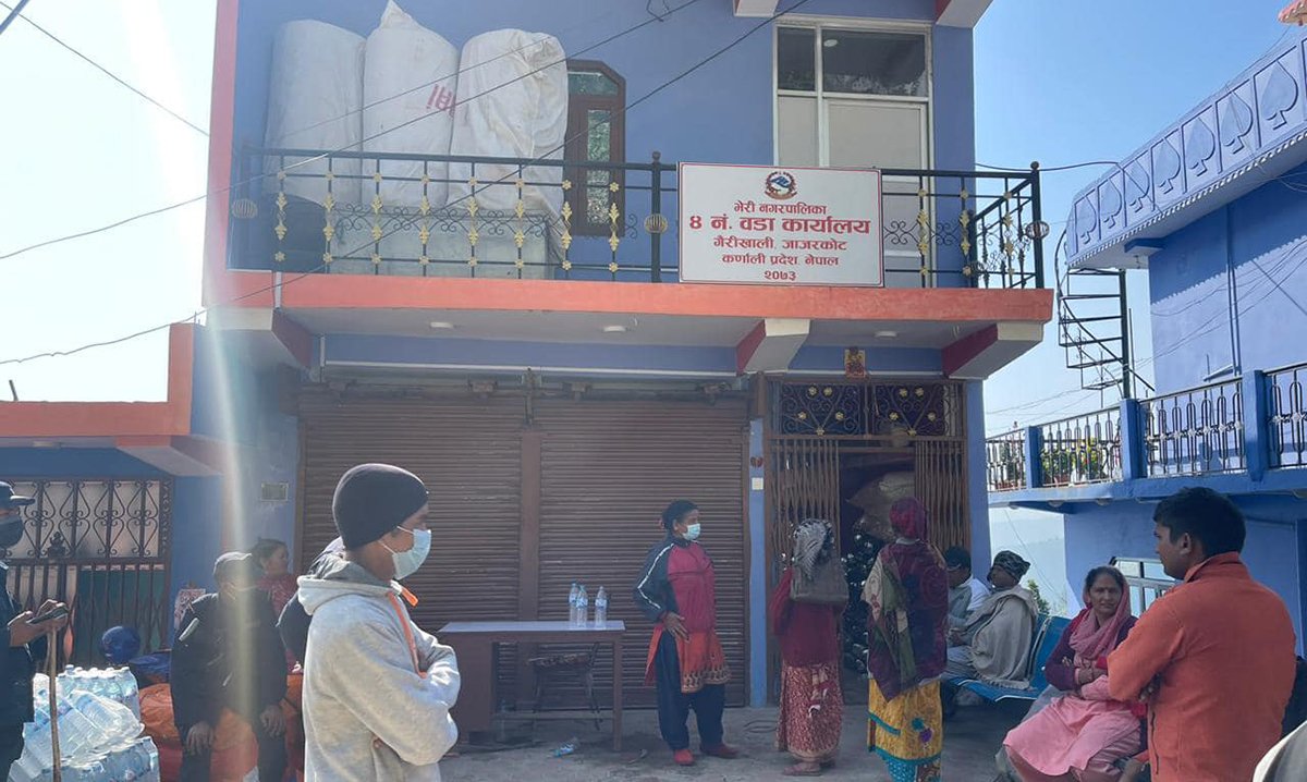 राहत नपाएपछि भूकम्प पीडितले लगाए वडा कार्यालयमा ताला