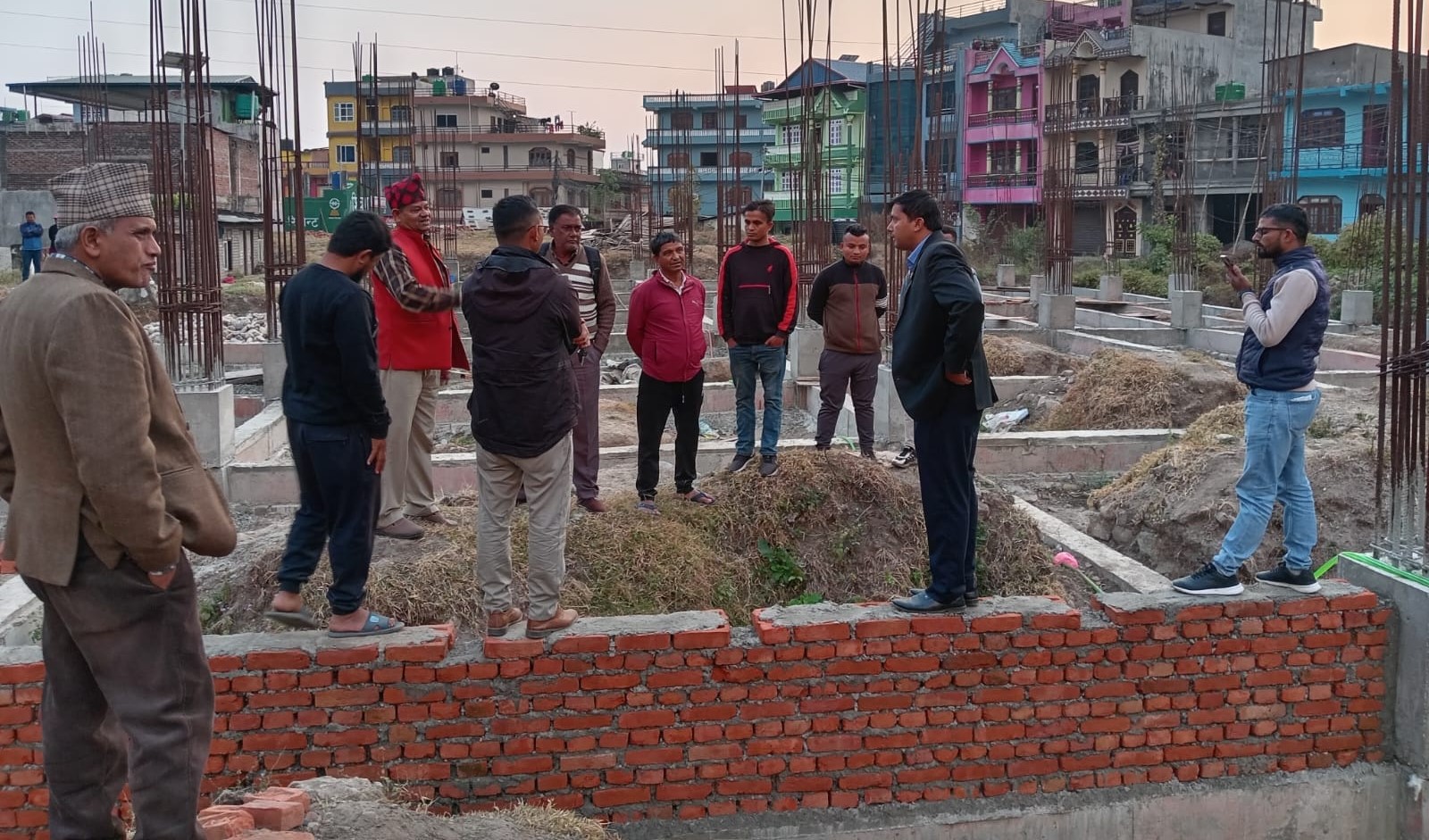 सांसद बर्ताैलाले गरे मनहरी अस्पतालको अनुगमन, कमसल इँट्टाको प्रयोग र निर्माण कार्यमा ढिलाई