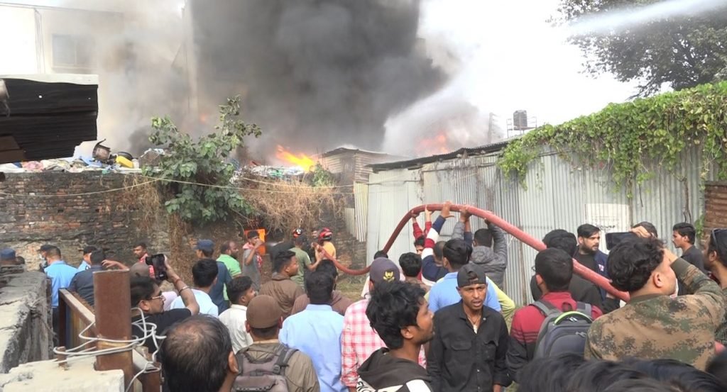 परफ्युमको बट्टा फुटाल्ने क्रममा आगलागी हुँदा ३ जनाको मृत्यु