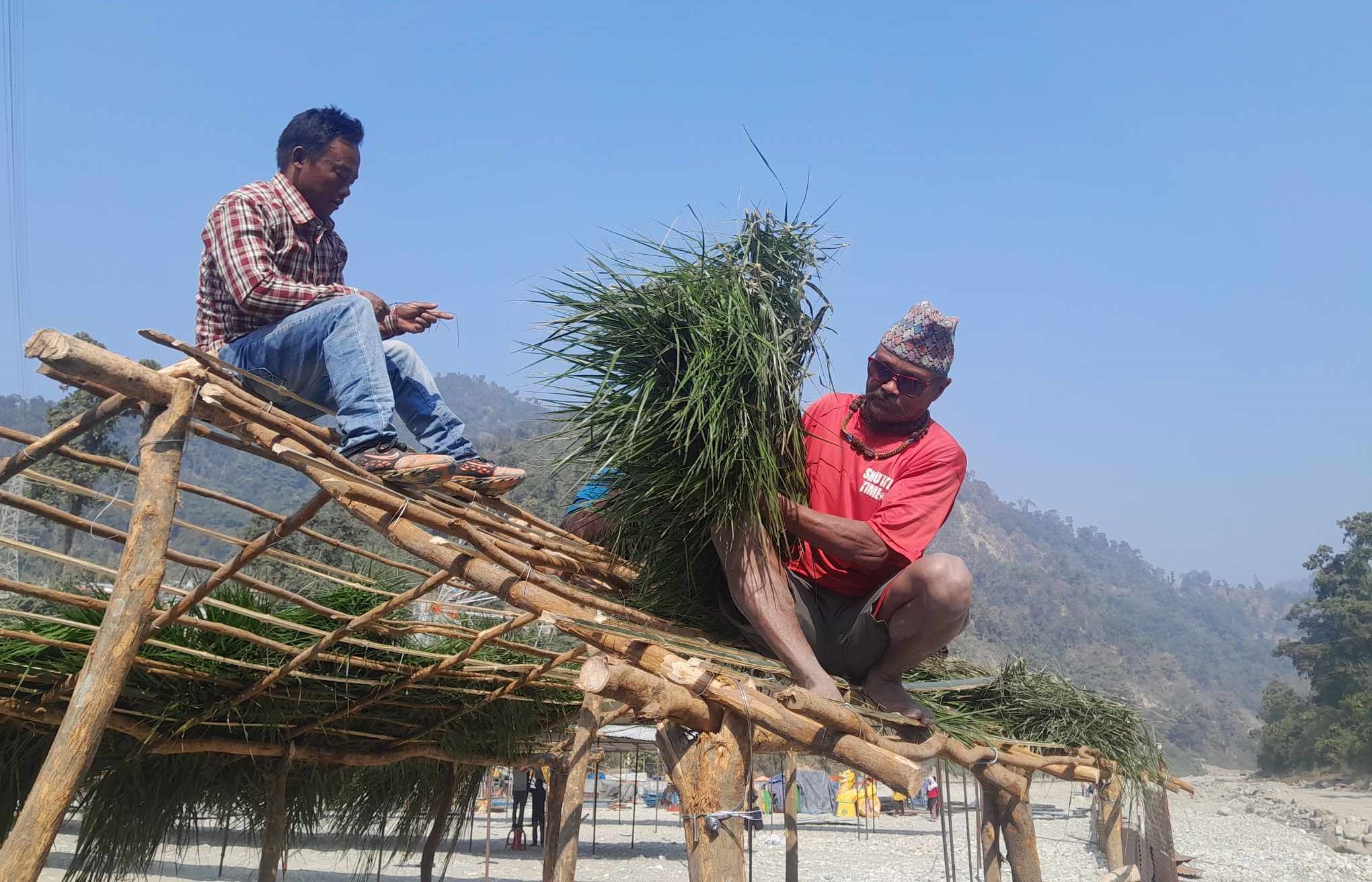 मनहरी महोत्सवको लागि चेपाङ घर निर्माण हुँदै  पान्दे आफै धुरी चढे 