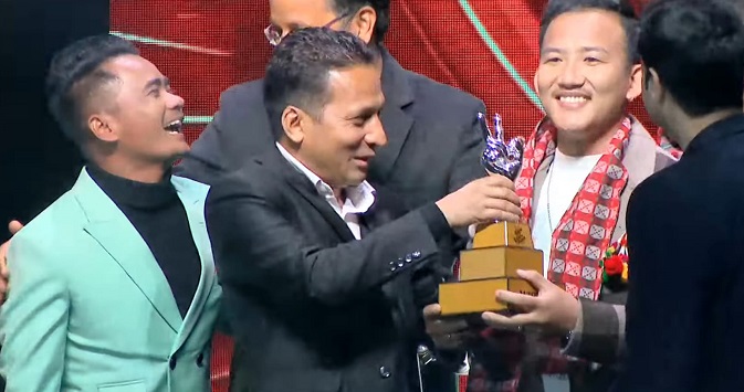 'भ्वाइस अफ नेपाल' काे पाँचाैँ सिजनकाे उपाधि विनोद राईलाई