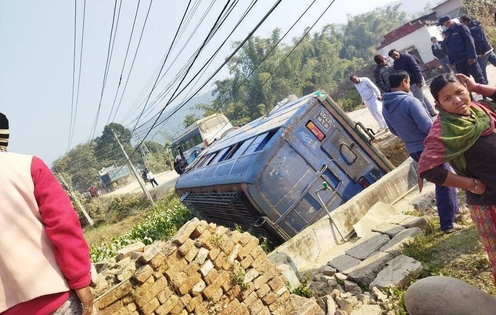 हेटौंडाको पुतली बजारमा बस पल्टियो, १० जना घाइते