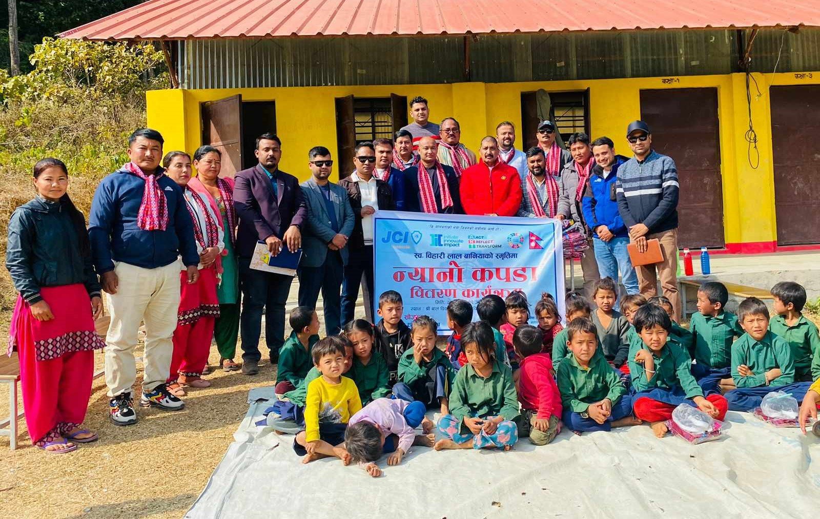हेटौंडा जेसीजद्वारा बालबालिकाहरुलाई न्यानो कपडा वितरण