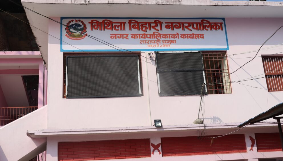 जनप्रतिनिधिले गरे नगरपालिकामा तालाबन्दी