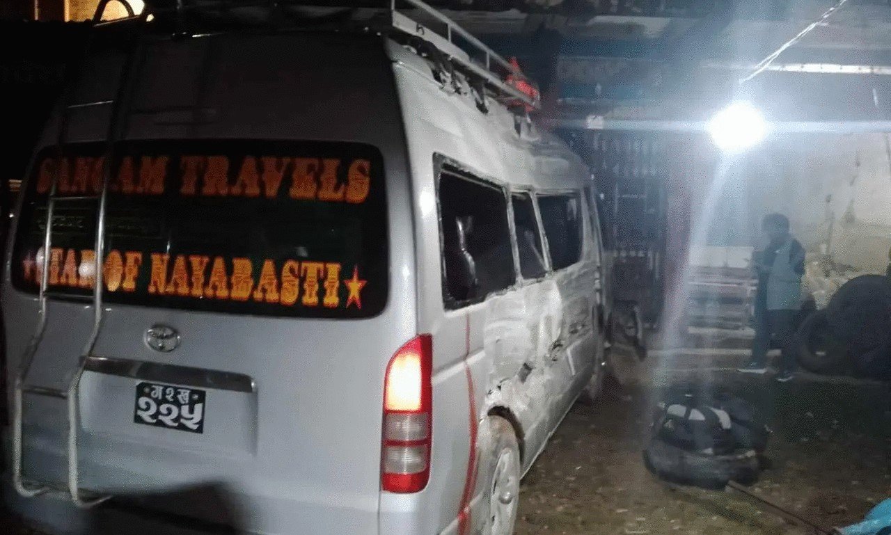 चितवनमा बसमा माइक्रोबस ठक्कर खाँदा ८ जना घाइते, ४ जनाको अवस्था गम्भीर