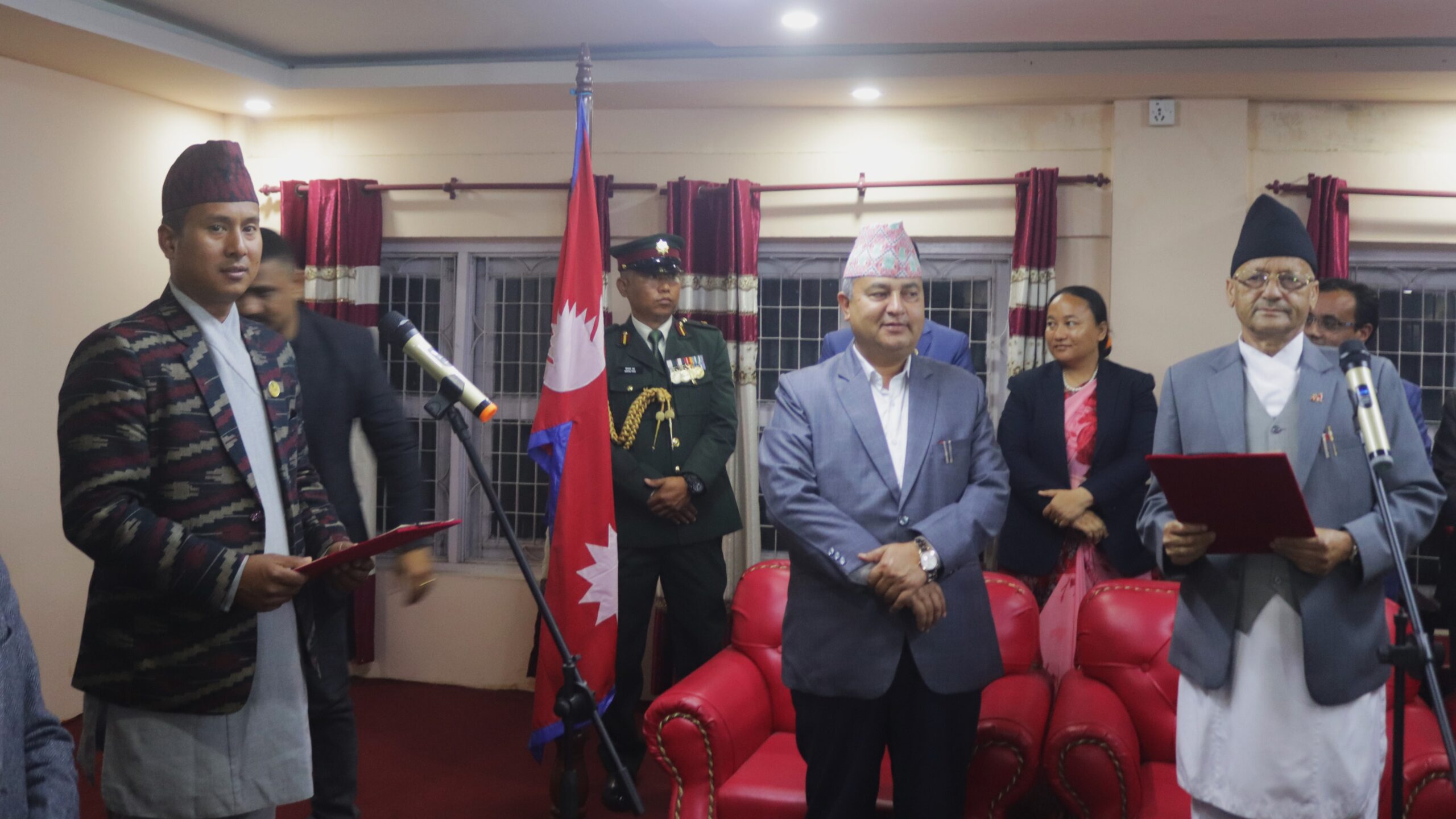 हानेपाका बज्राचार्यले लिए पर्यटन मन्त्रीको शपथ