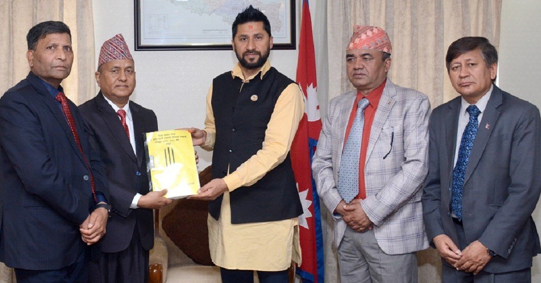 सुन तस्करी प्रकरण : आयोगले गृहमन्त्री लामिछानेलाई बुझायो ४८५ पृष्ठ लामो प्रतिवेदन