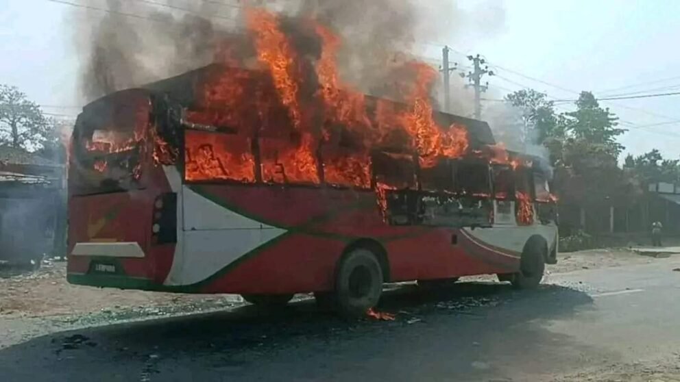 सर्लाहीमा साईकल यात्रीलाई ठक्कर दिने बसमा आगजानी
