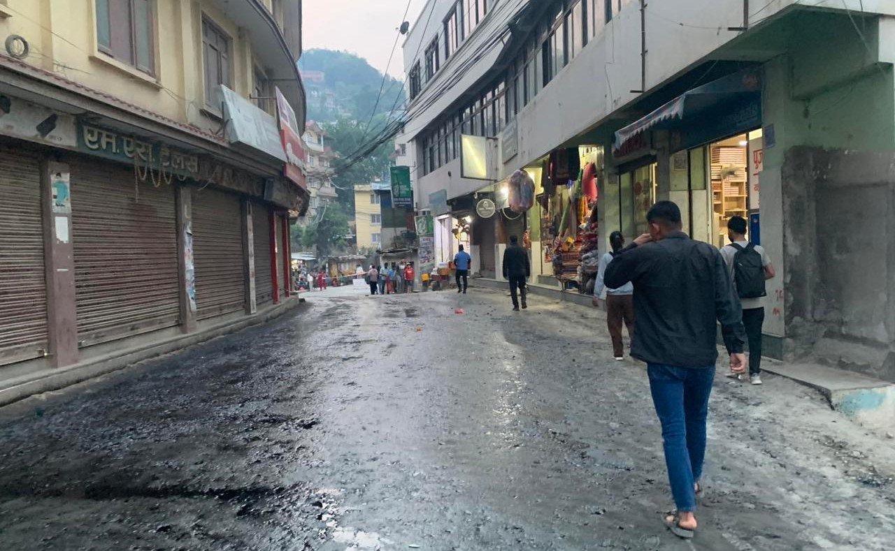 मन्त्री श्रेष्ठको पहलमा स्वयम्भुबाट धादिङ जोड्ने सडक कालोपत्रे सम्पन्न हुँदै