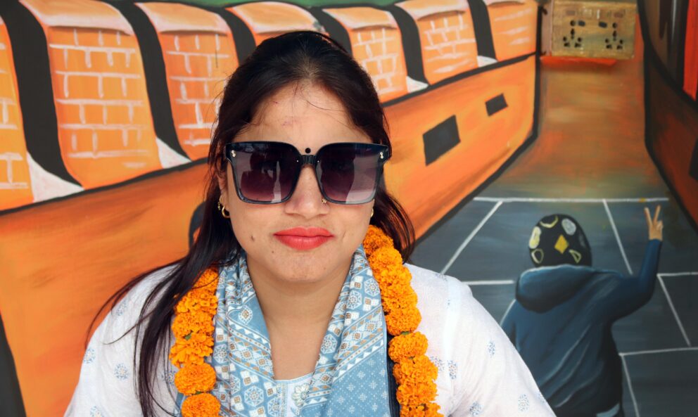 ‘आँखा नदेख्नेले कसरी पढाउँछ’ भनेको त्यो दिन, दृष्टिविहीन शिक्षिका अञ्जु धितालको संघर्ष