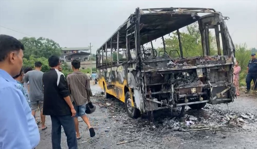 चितवनमा गुडिरहेको स्कुल बस रोकेर अज्ञात समूहले आगो लगायो, घटनास्थलमा ठूलो संख्यामा प्रहरी परिचालन