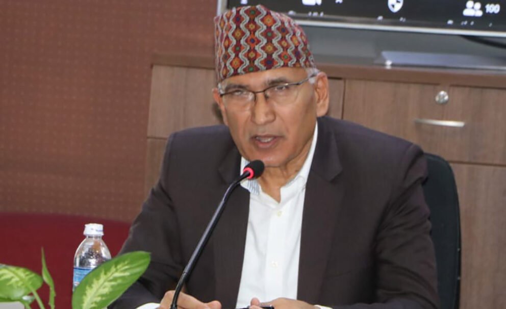 राजस्व संकलनको लक्ष्य पूरा गर्ने गरी काम गर्न अर्थमन्त्रीको कर्मचारीलाई निर्देशन