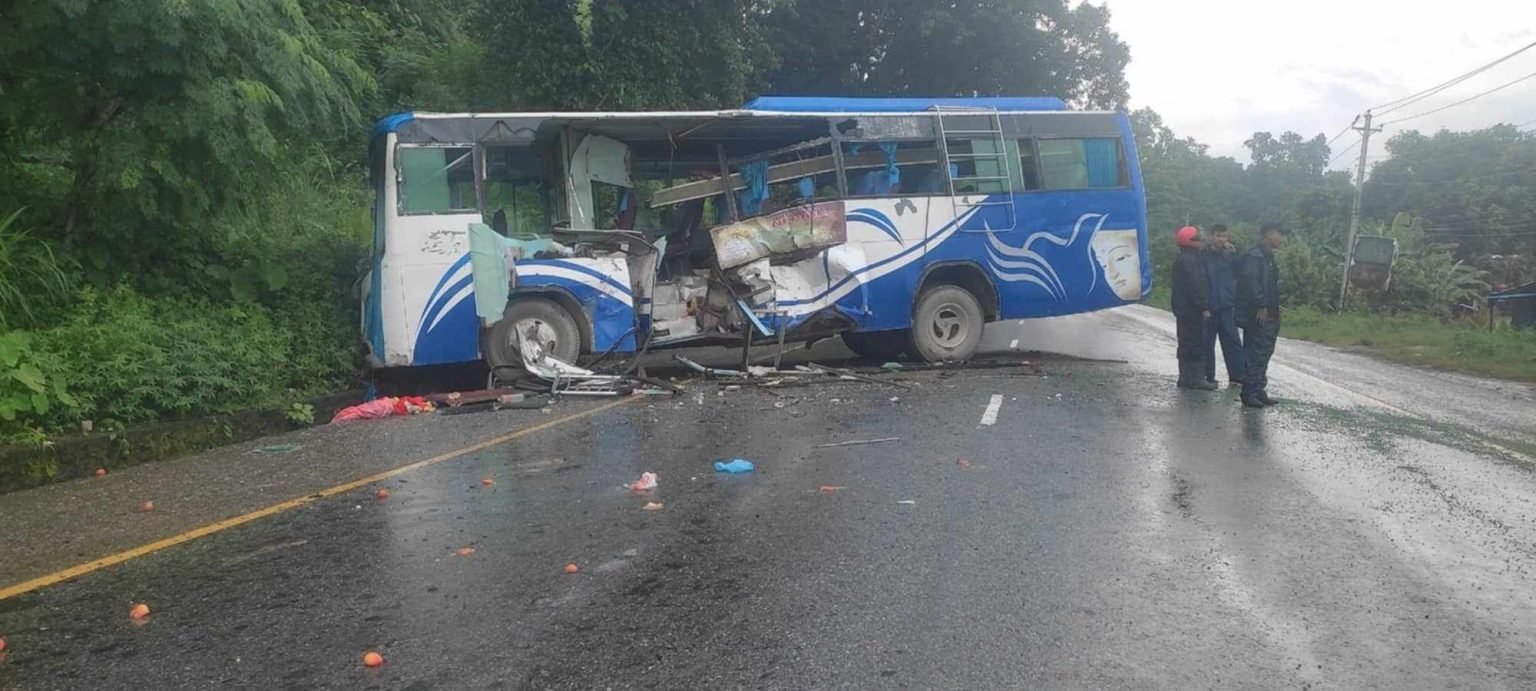 नारायणघाट–मुग्लिङ सडकखण्डमा बस र ट्याकंर ठोक्किँदा १५ जना घाइते