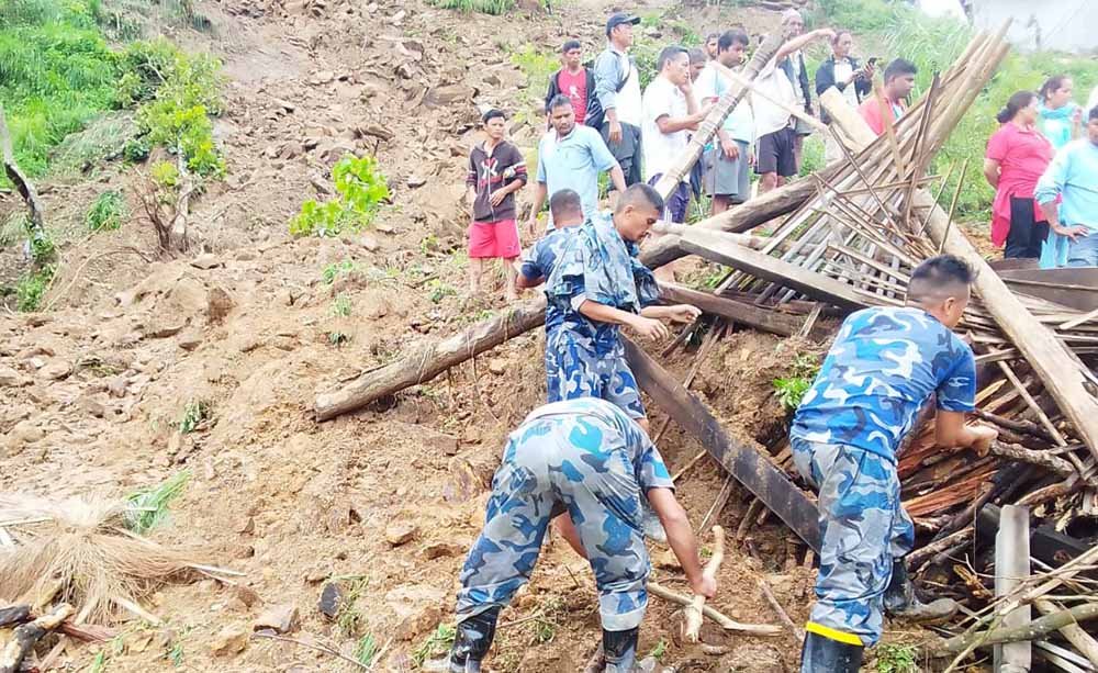 पहिरोमा परेर एकैपरिवारका ७ सहित ९ जनाको मृत्यु, २ जना बेपत्ता