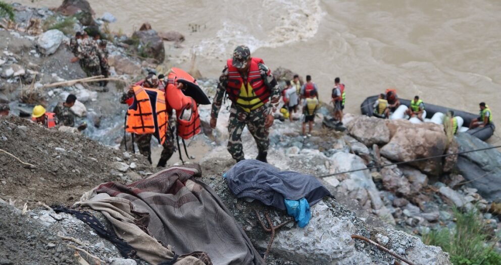 दुई बस त्रिशूलीमा खसेको स्थानबाट ५० किलोमिटर टाढा नारायणी नदीमा भेटियो एउटा शव