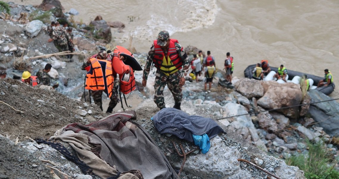 दुई बस त्रिशूलीमा खसेको स्थानबाट ५० किलोमिटर टाढा नारायणी नदीमा भेटियो एउटा शव