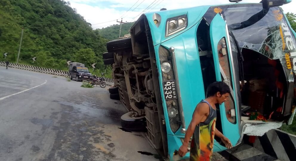 चितवनको घुमाउनेमा बस पल्टिँदा घाइते भएका १७ जनाको परिचय खुल्यो (विवरण)