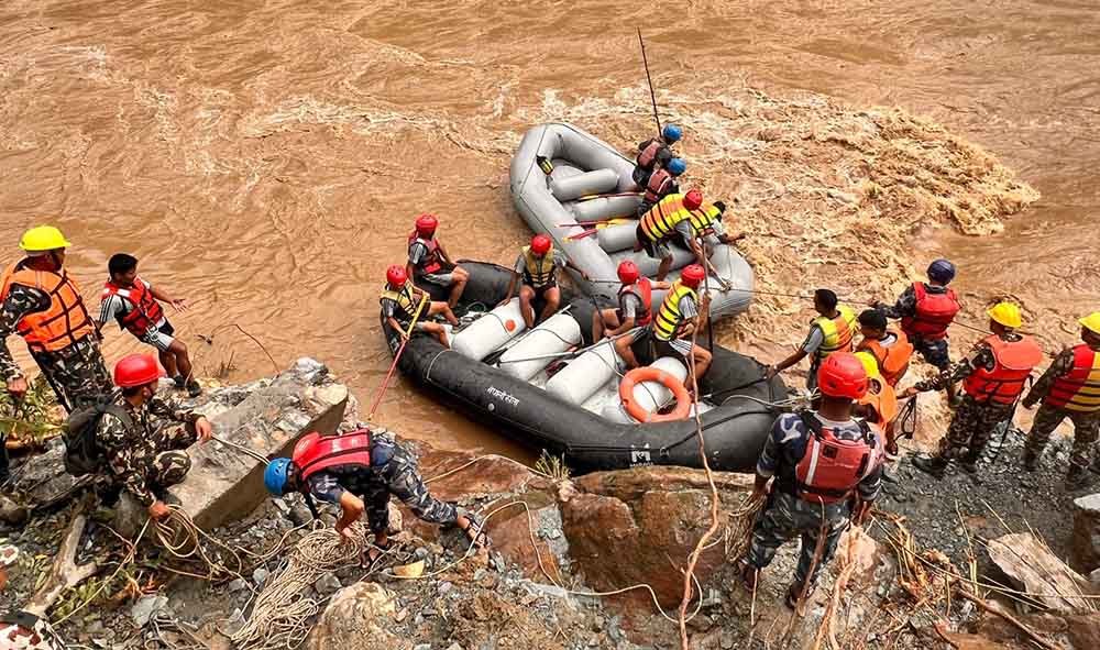 सिमलताल दुर्घटना अध्ययन कार्यदलले आज गृहमन्त्रीलाई प्रतिवेदन बुझाउदै