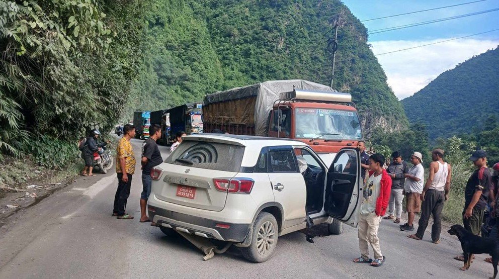मुग्लिन–नागढुङ्गा सडकखण्डको जवाङ खोलामा ट्रक र कार ठोक्किए