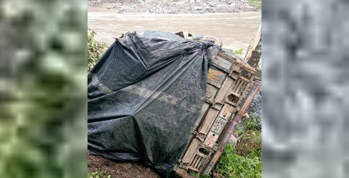 सिमलतालबाट ट्रक त्रिशूलीमा खस्यो, चालक र सहचालक सम्पर्कविहीन