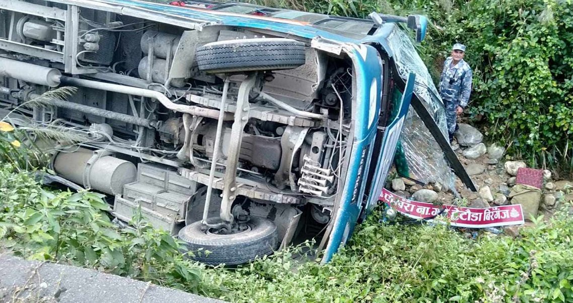 वीरगन्जजबाट पोखरा जाँदै गरेको बस हेटौँडामा पल्टियो, १७ जना घाइते