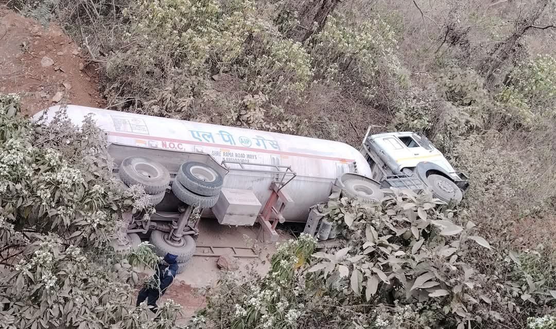 भीमफेदीमा ग्यास बुलेट पल्टियो, वैकल्पिक सडक प्रयोग गर्न आग्रह