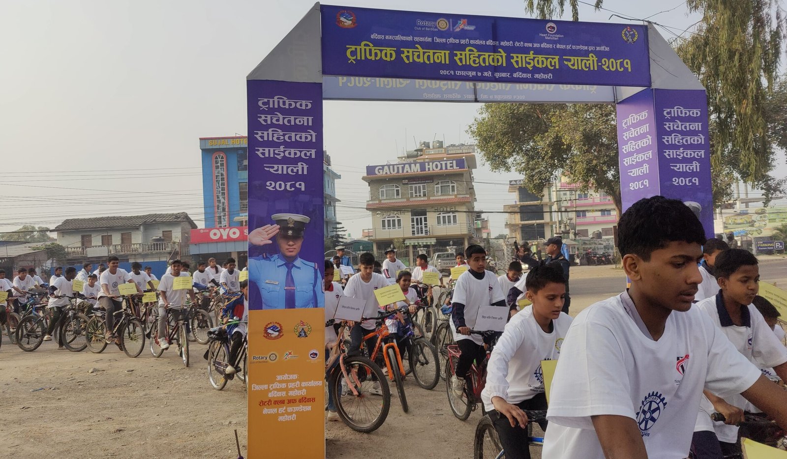 ट्राफिक सचेतनाका लागि महोत्तरीमा एक हजार साइकलकाे सडक यात्रा