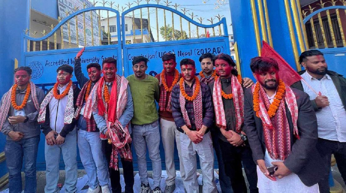 स्वतन्त्र विधार्थी युनियन (स्ववियु) निर्वाचन अन्तर्गत मकवानपुरको सबैभन्दा ठूलो मकवानपुर बहुमुखी क्याम्पस हेटौँडामा अनेरास्ववियु र नेविसंघको गठबन्धन विजयी भएको छ। अनेरास्ववियुबाट प्रसिद्ध रेग्मी सभापतिमा विजयी भएका हुन्। नेविसंघ र अनेरास्ववियुको प्यानलबाट रेग्मी ७०६ मत सहित विजयी भए। उनका प्रतिस्पर्धी अनेरास्ववियु (क्रान्तिकारी) का छोइसाङ लामा ५०७ मत ल्याएर पराजित भए। उनी यस अघिका सभापती समेत हुन्। सचिवमा नेविसंघका उत्सव ढुंगाना ७११ मत सहित विजयी बन्दा उनका अखिल क्रान्तिकारीका दिपेश कार्किले ५४४ मत प्राप्त गरे। कोषाध्यक्षमा अनेरास्ववियुका निर्दोष लुइटेल ७०४ मत सहित विजयी हुँदा उनका प्रतिस्पर्धी राप्रविसका अमन रायले ५४४ मत ल्याए। सदस्य तर्फ पनि गठवन्धनकै मनोज घलान, उमेश चौधरी, दिवश चापागाईं, साजिर अन्सारी, कृषन थिङ, मन्दिप थापा, विवश अर्याल तथा अतीत अधिकारी विजयी भएका छन्।